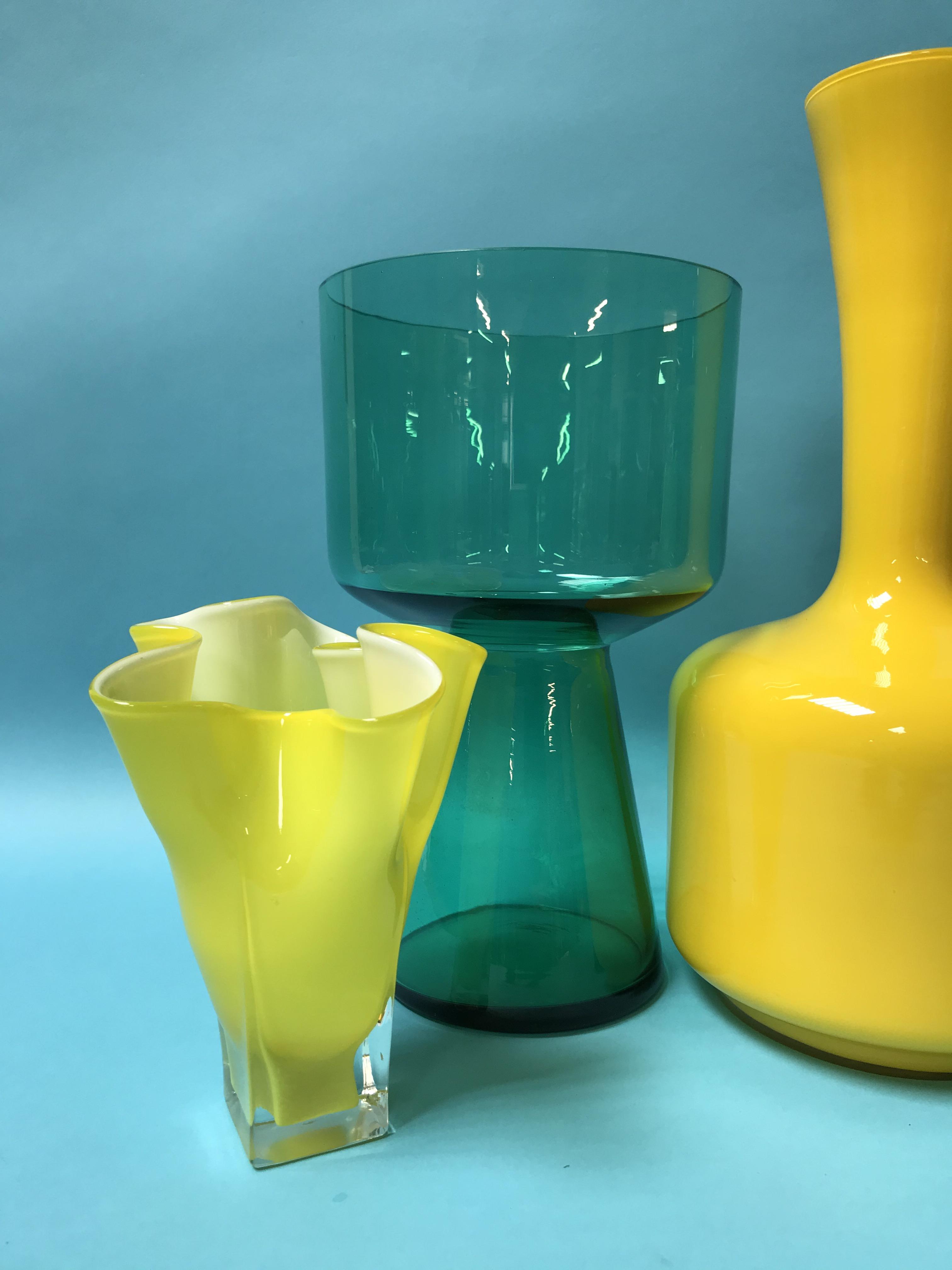 Six pieces of coloured glassware - Image 2 of 4
