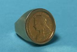 A half sovereign ring, dated 1900, 9.7 grams