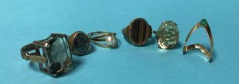 Four 9ct gold dress rings and two others, 30 grams total