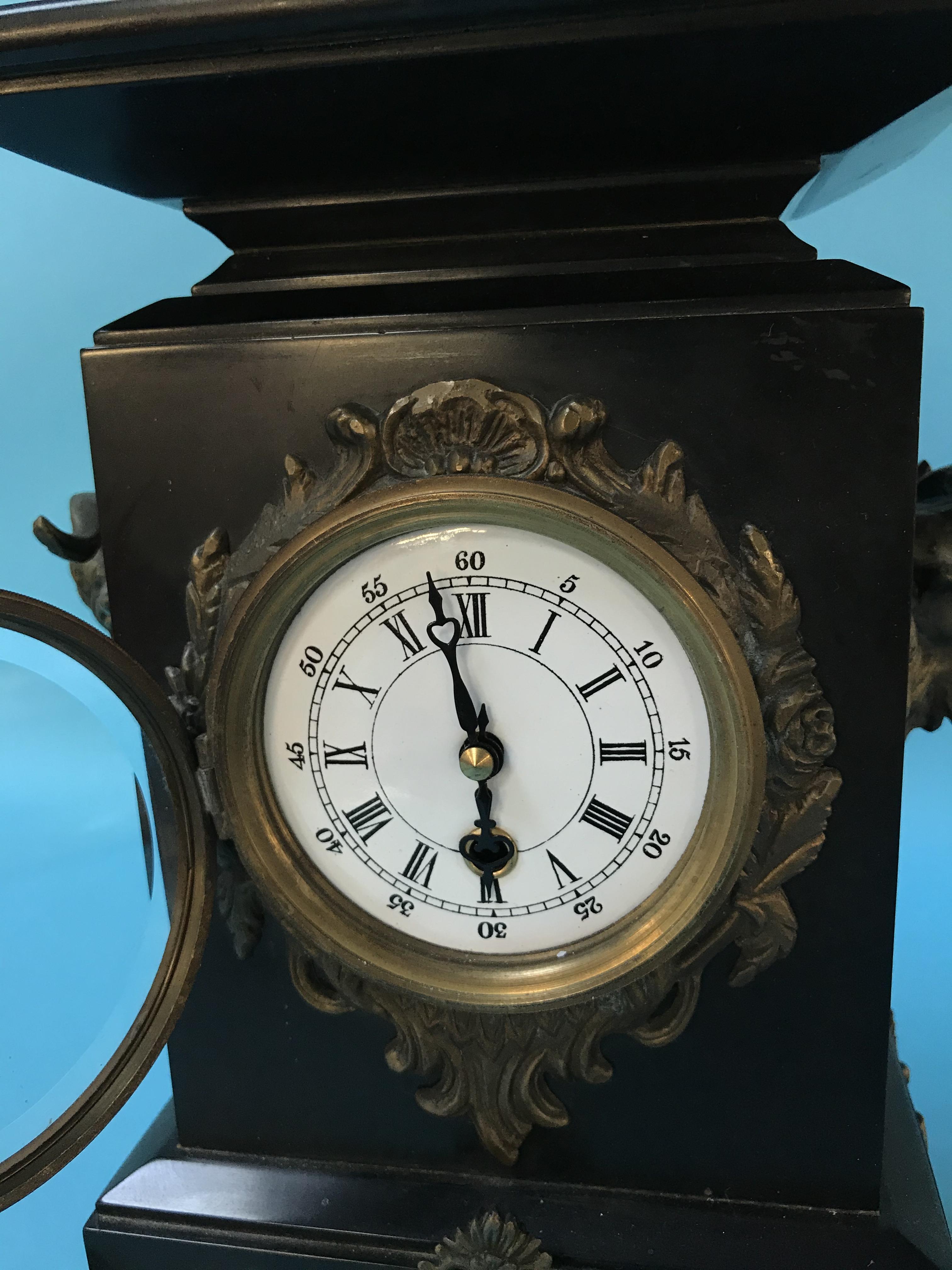A slate mantel clock, surmounted with a brass horse and Jockey - Image 4 of 5
