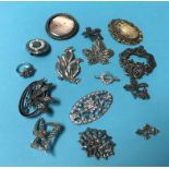 A bag of assorted costume jewellery, brooches etc.