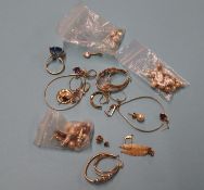 A bag of assorted costume jewellery, to include a 9ct gold dress ring etc.