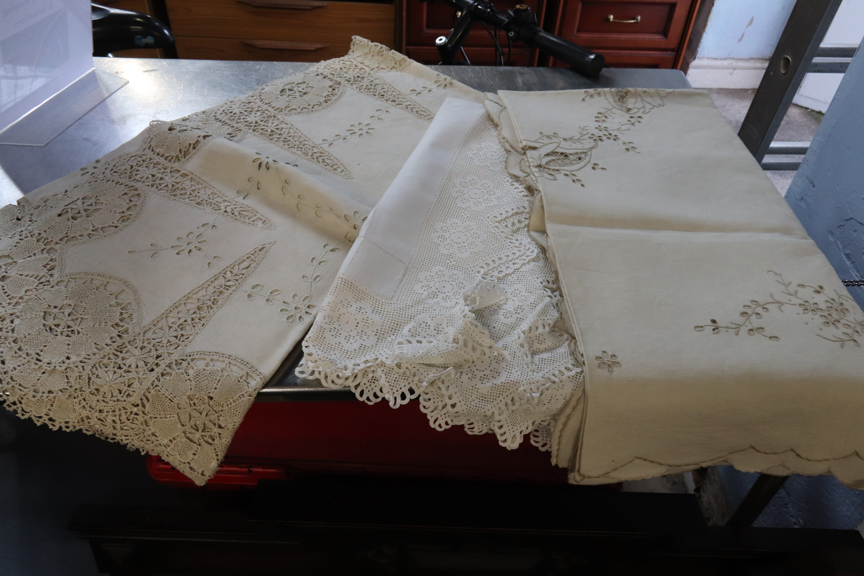 A quantity of linen - Image 9 of 9