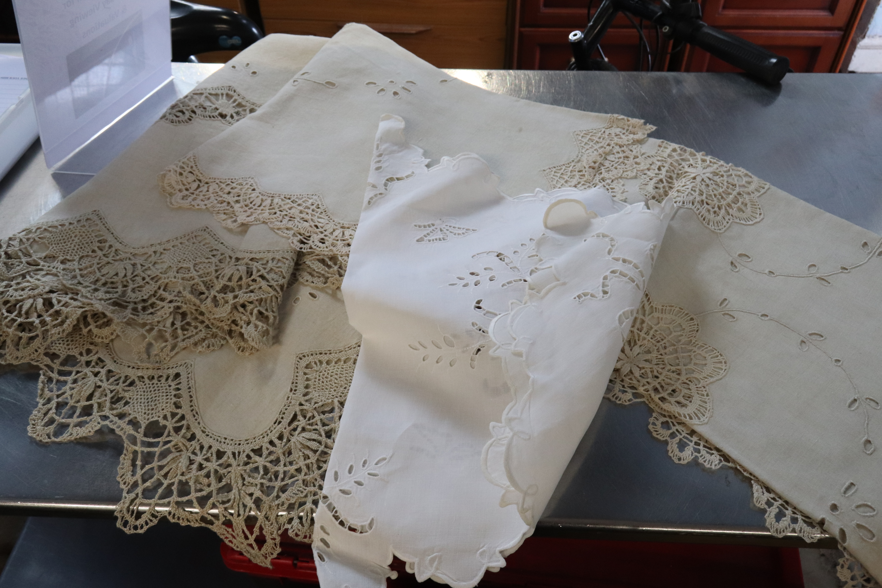 A quantity of linen - Image 6 of 9