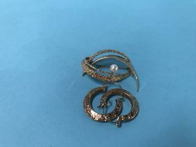 A 9ct gold brooch, 5.1g and a pair of earrings