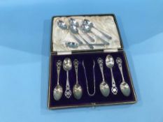 Cased set of silver spoons and a set of plated spoons