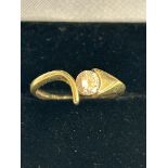 14ct Gold ring set with cz stone Weight 2.8g Size