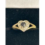 9ct Gold ring heart shaped sapphire Weight 1.7g Si