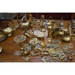 Collection of brass ware to include horse brasses