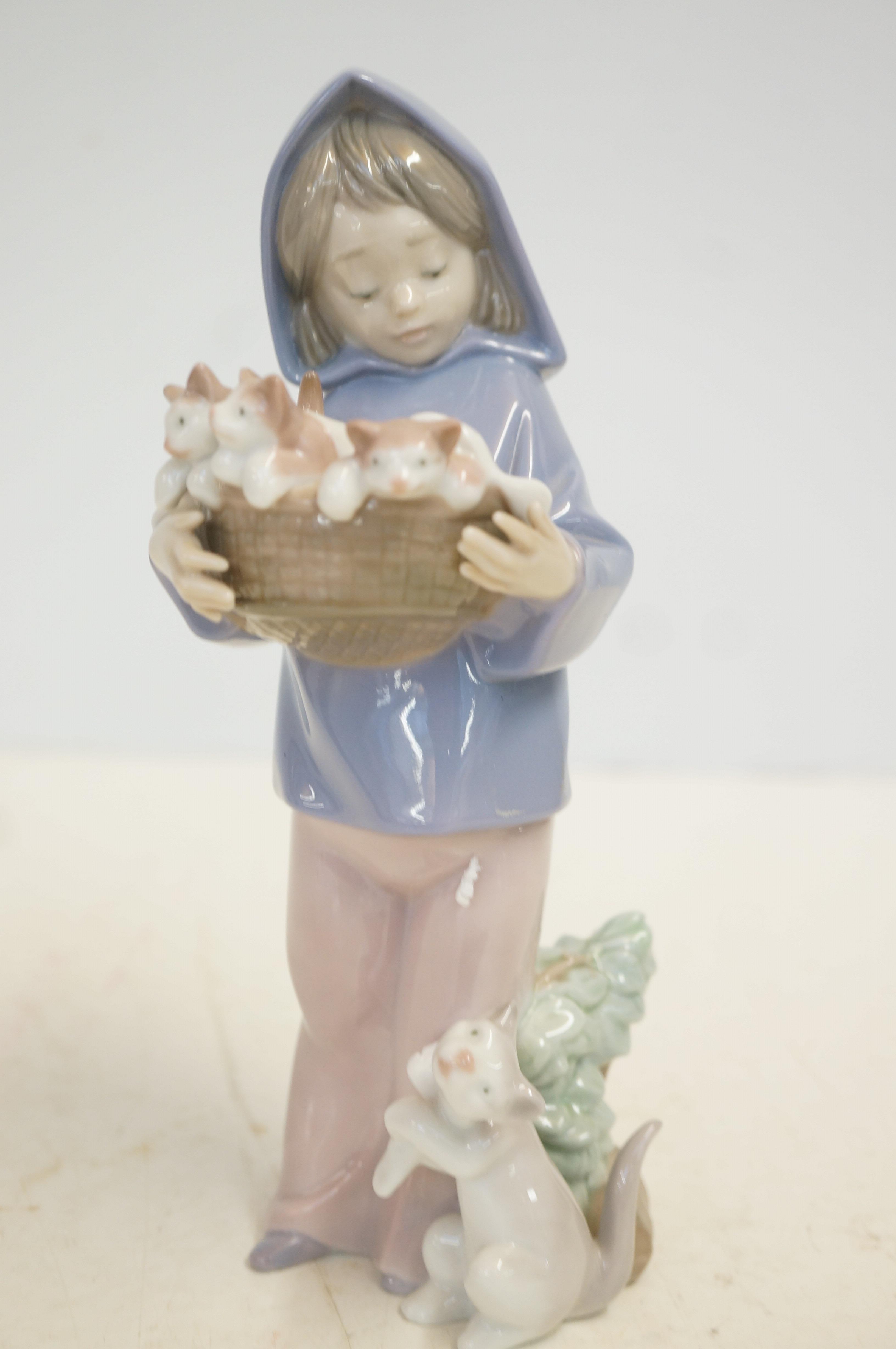 Lladro 6102 figure of a girl & kittens with box