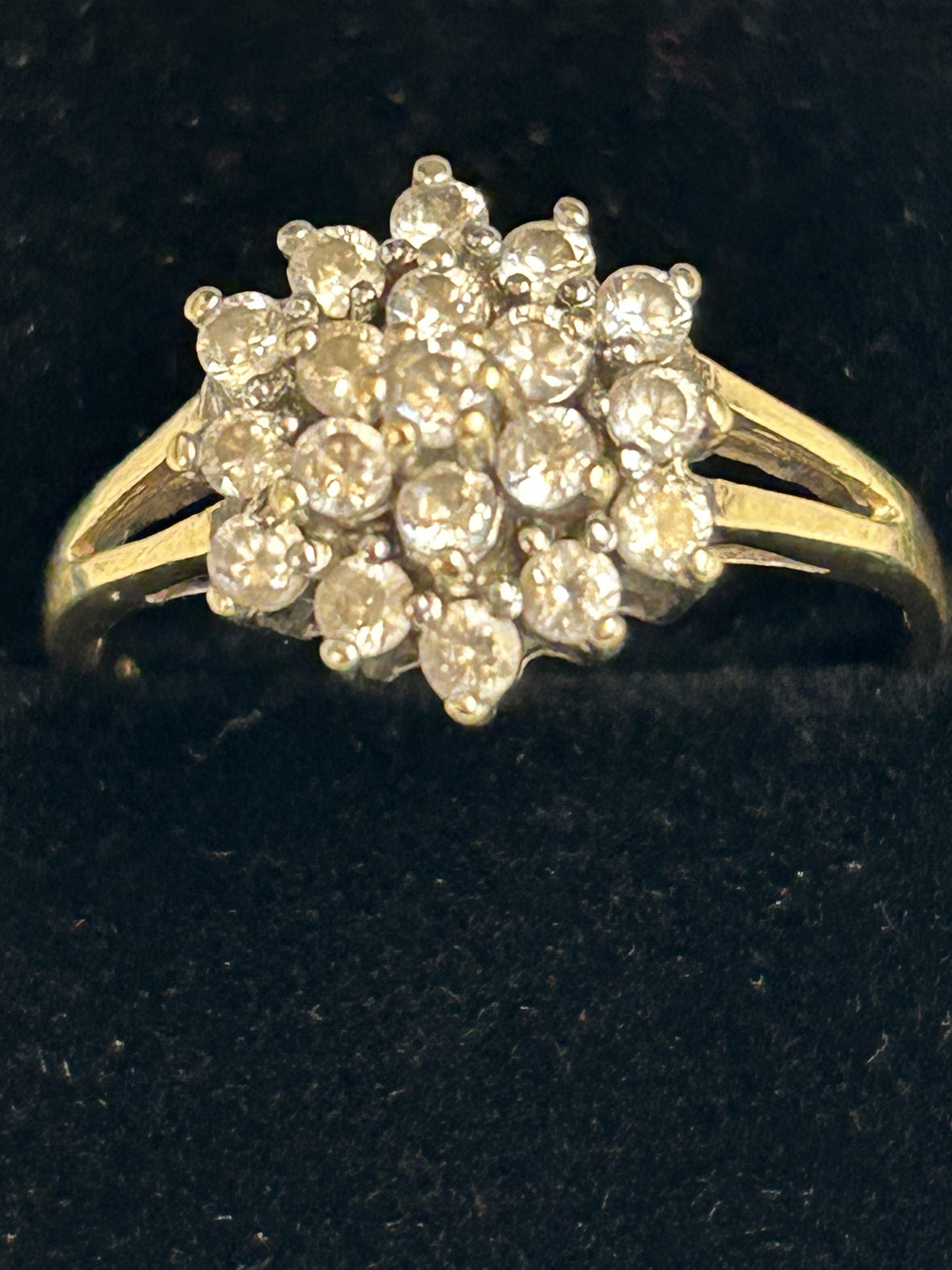 9ct gold cluster ring set with cz stones Size Q 2.