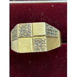 9ct Gold gents ring Size T Weight 7.2g