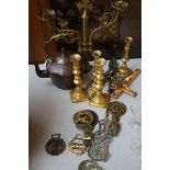 Collection of brass ware to include horse brasses