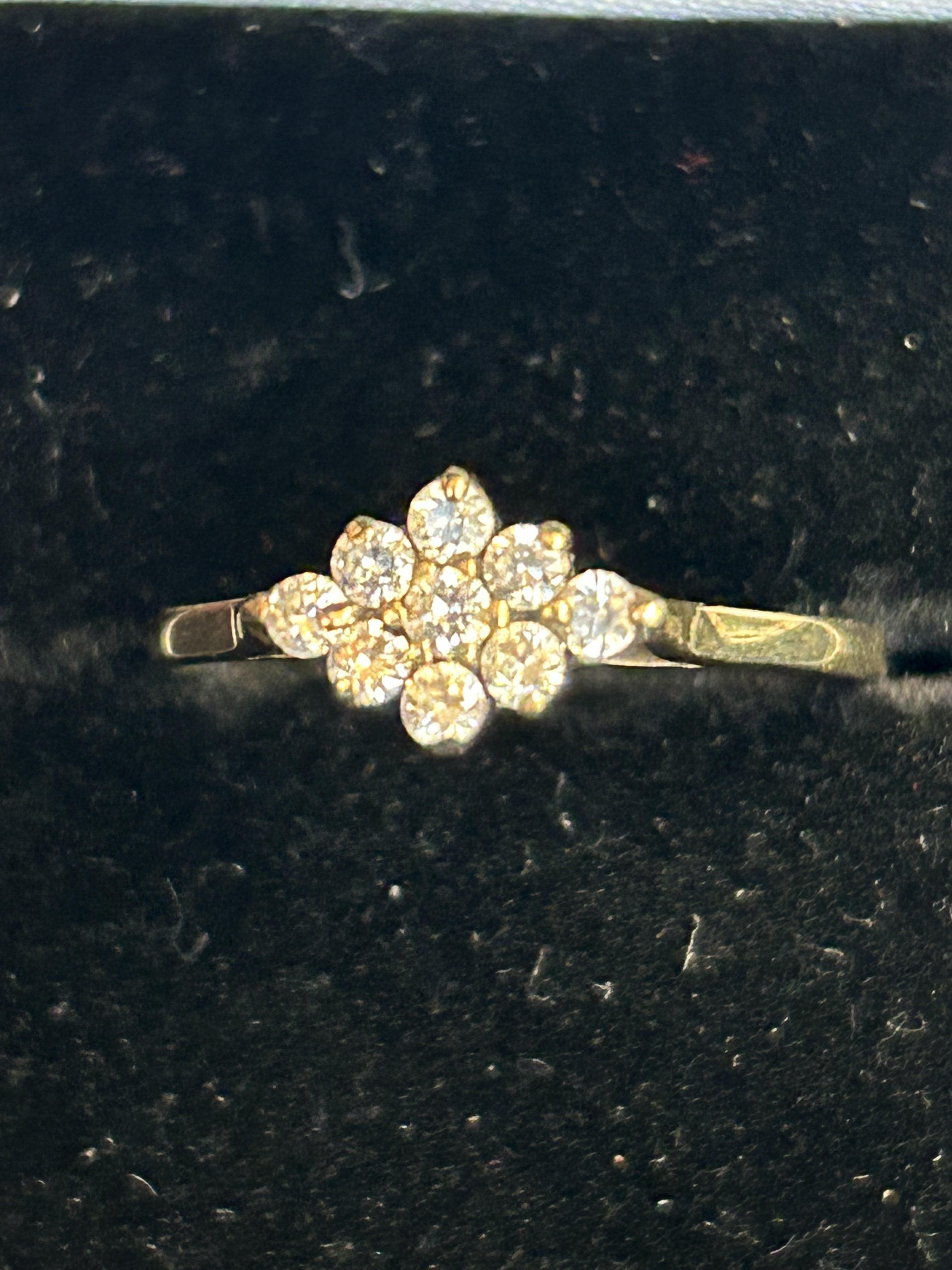 9ct Gold ring set with 9 cz stones Size S 1.5g