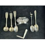 5 Silver spoons, silver & mother of pearl fruit kn