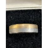 Gents titanium & 9ct gold ring - 5.2g