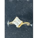 9ct Gold ring set with cz stone Size K 2g