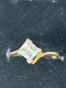 9ct Gold ring set with cz stone Size K 2g