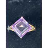10ct Gold ring set with purple stone Stones O 2.2g