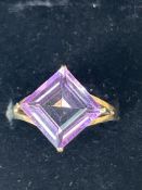 10ct Gold ring set with purple stone Stones O 2.2g