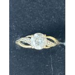 9ct Gold ring set with cz stones Size O 1.7g