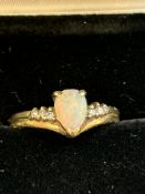 9ct Gold ring set with opal & diamonds Size I 1.9g