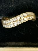 9ct gold ring set with cz stones Size Q 1.9g