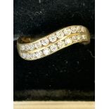 9ct gold ring set with cz stones Size Q 1.9g