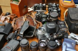 Collection of vintage cameras & equipment to inclu