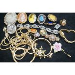 Collection of unsorted jewellery