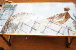 Coffee table made up of bird feather