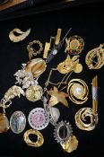 Collection of various costume jewellery pin brooch