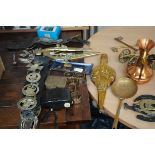 Collection of brass to include horse brasses & oth