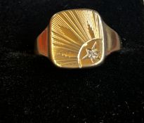 9ct gold signet ring Size R. Weight 5 grams
