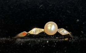 9ct gold ring set with pearl and chip diamonds Siz