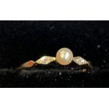 9ct gold ring set with pearl and chip diamonds Siz