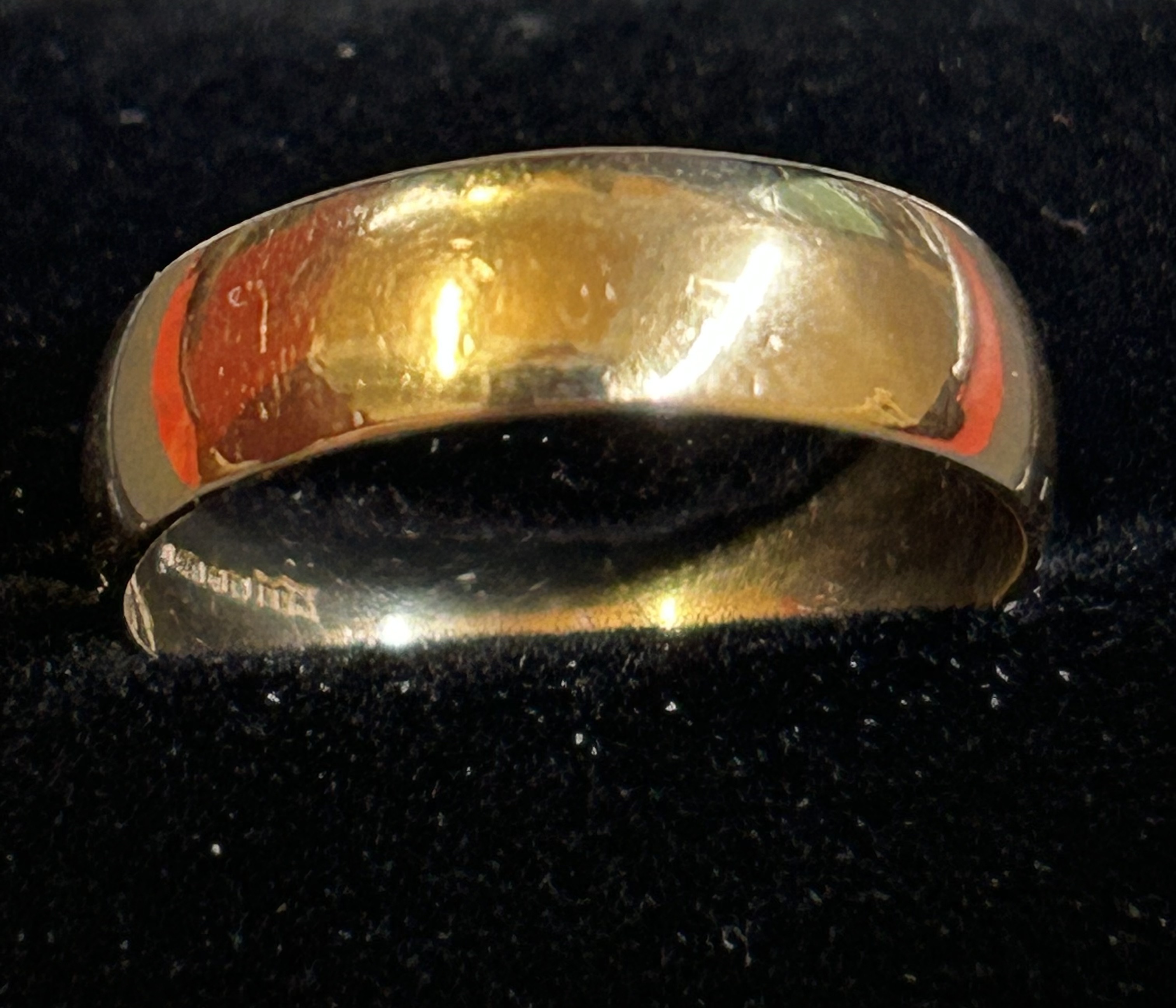 9ct gold wedding band Size S