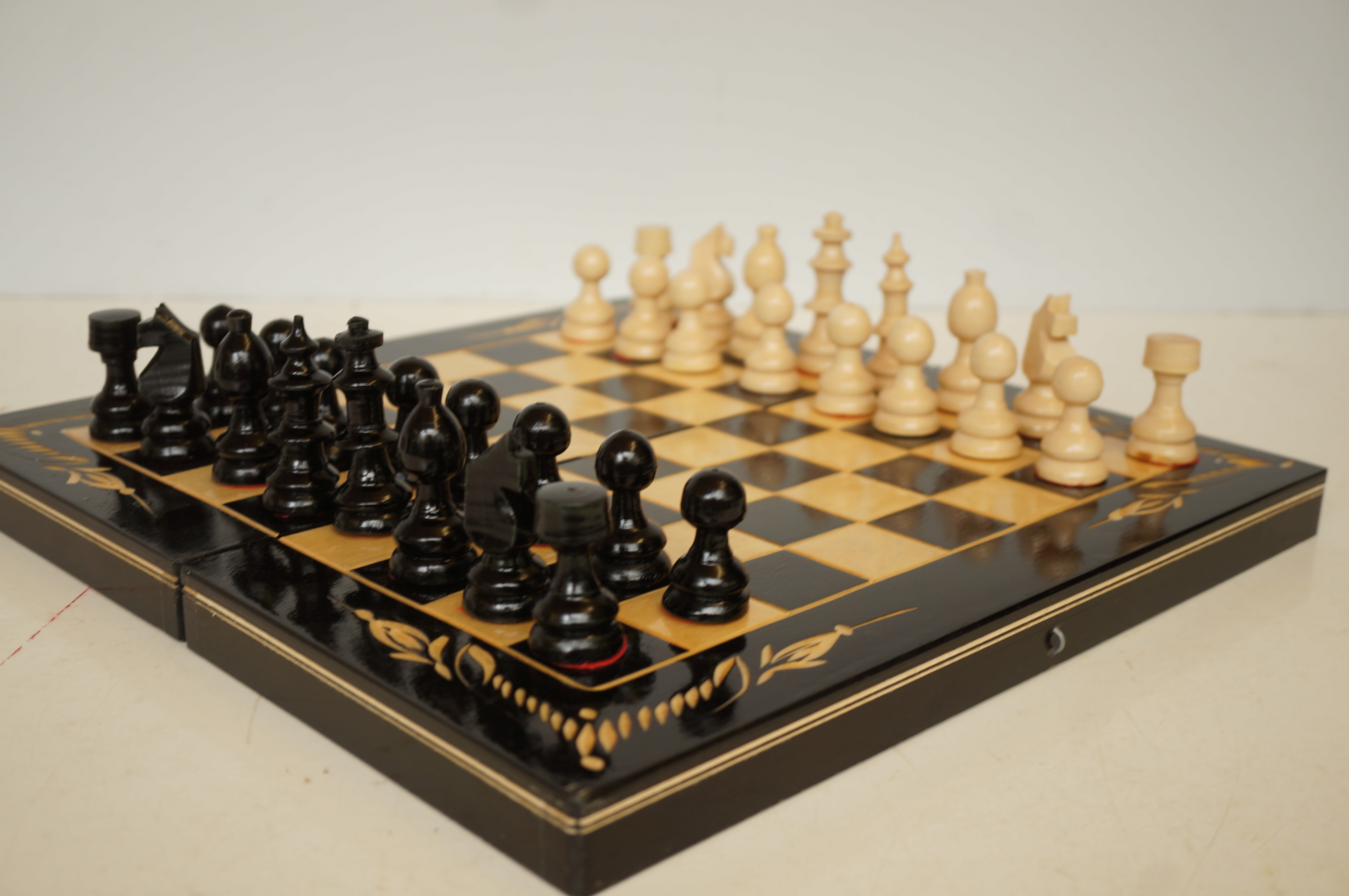 Good quality folding chess board & chess pieces