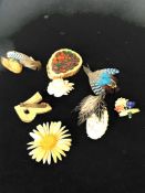 Assorted 1950's brooches