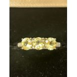 9ct White gold ring set with peridot & diamonds Si