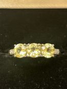 9ct White gold ring set with peridot & diamonds Si