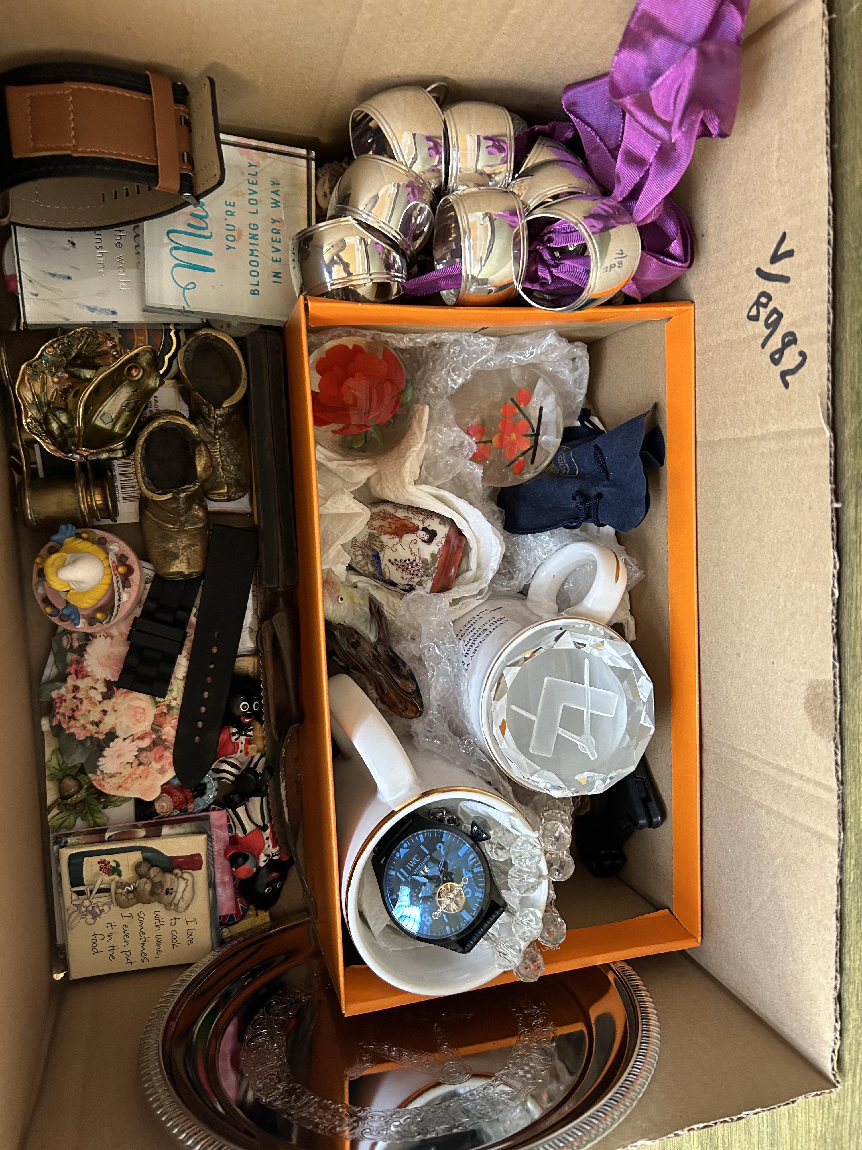 Box of collectables to include napkin rings