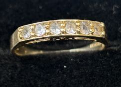 9ct Gold ring set with 6 cz stones Size Q 2.2g