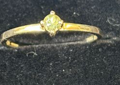 9ct Gold ring set with peridot Size O 1.1g
