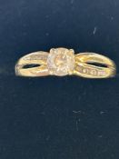 9ct Gold ring set with cz stones Size O 1.7g