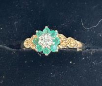 9ct Gold cluster ring with 8 emerald stones & cent