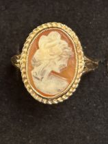 9ct gold cameo ring, size M