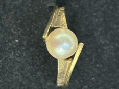 9ct Gold ring set with single pearl Size O.5