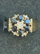 9ct Gold cluster ring, 6 garnets surrounding centr
