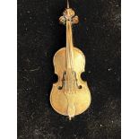 9ct Gold pin brooch depicting a violin, 3grams